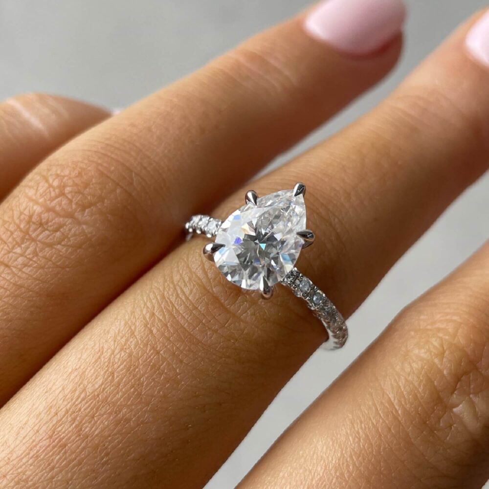 2 carat pear shaped diamond ring