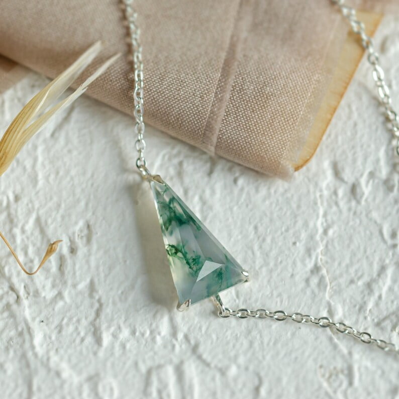 Moss Agate Beauty and Benefits moss agate